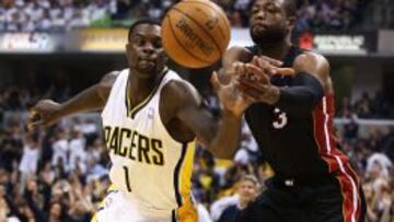 Dwyane Wade disputa el control del balón con Lance Stephenson.