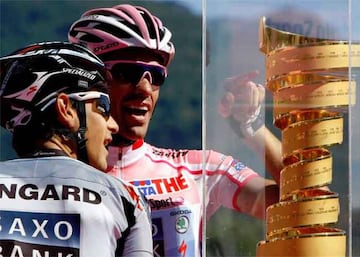 Contador celebra el Giro de Italia de 2011 con Saxo Bank.