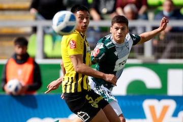 El jugador de Santiago Wanderers Lucas Cepeda, derecha, disputa el balon con Nicolas Garrido de Arturo Fernandez Vial durante el partido de primera division B realizado en el estadio Elias Figueroa de Santiago, Chile.