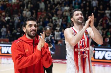 Campazzo y Stefan Markovic celebran con los aficionados de Estrella Roja en Belgrado