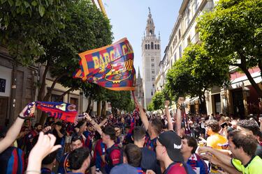 Aficionados del Barcelona y del Real Madrid disfrutan por las calles de Sevilla de las horas previas a la final de Copa. 