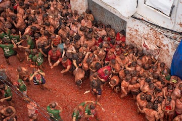 Decenas de personas durante la Tomatina de Bu?ol 2024.
