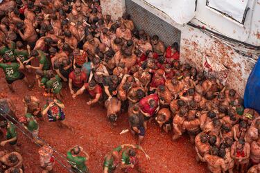 Decenas de personas durante la Tomatina de Buñol 2024.
