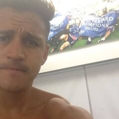 La burla de Walcott y Ramsey a Alexis por fotos en el gimnasio