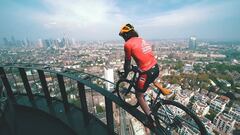 Vittorio Brumotti con su bici en un edificio de frankfurt a 200 metros de altura.