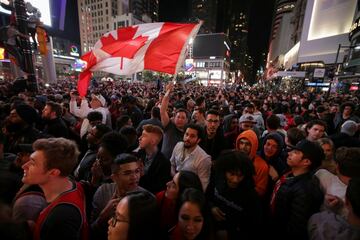 Los seguidores de Toronto Raptors salieron a las calles de la capital de la provincia de Ontario para celebrar por todo lo alto la consecución del anillo de la NBA tras derrotar en las finales a Golden State Warriors. 