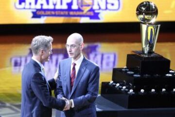 Steve Kerr recibe la felicitación del comisionado Adam Silver en la fiesta de celebración del título de Golden State Warriors.