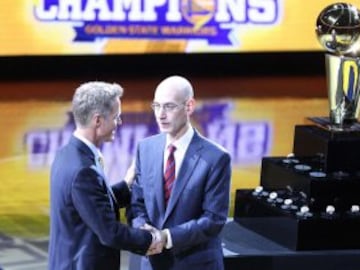 Steve Kerr recibe la felicitación del comisionado Adam Silver en la fiesta de celebración del título de Golden State Warriors.