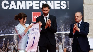 GRAF4859. MADRID, 20/06/2022.- La presidenta de la Comunidad de Madrid, Isabel Díaz Ayuso (i), recibe una camiseta del Real Madrid de Baloncesto de manos del presidente del Real Madrid, Florentino Pérez (d), y del capitán, Sergio Llull (c), durante el recibimiento al equipo celebrado este lunes en la Real Casa de Correos en Madrid tras proclamarse campeón de la Liga Endesa ACB. EFE/ Rodrigo Jiménez