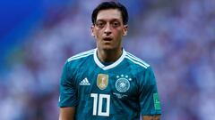 Germany&#039;s midfielder Mesut Ozil looks on during the Russia 2018 World Cup Group F football match between South Korea and Germany at the Kazan Arena in Kazan on June 27, 2018. / AFP PHOTO / BENJAMIN CREMEL / RESTRICTED TO EDITORIAL USE - NO MOBILE PUS