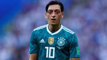 Germany's midfielder Mesut Ozil looks on during the Russia 2018 World Cup Group F football match between South Korea and Germany at the Kazan Arena in Kazan on June 27, 2018. / AFP PHOTO / BENJAMIN CREMEL / RESTRICTED TO EDITORIAL USE - NO MOBILE PUS