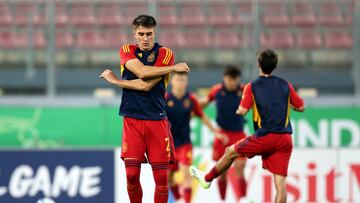 Iván Fresneda, durante el calentamiento previo al partido de la Sub-10 contra Italia.