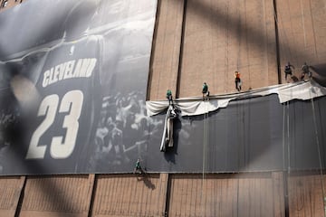 Operarios trabajando en la retirada del cartel del alero, LeBron James, en Cleveland (Ohio) tras el anuncio de su fichaje por los Ángeles Lakers.
