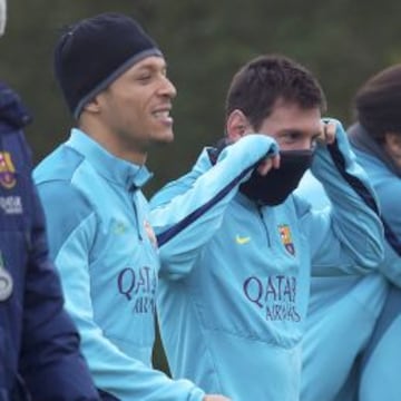 FRÍO. Adriano y Messi, en el entrenamiento de ayer