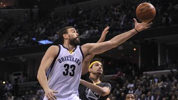 Dec 10, 2016; Memphis, TN, USA; Memphis Grizzlies center Marc Gasol (33) and Golden State Warriors center Anderson Varejao (18) fight for the rebound during the first half at FedExForum. Mandatory Credit: Justin Ford-USA TODAY Sports