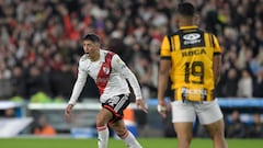 River Plate's midfielder Rodrigo Aliendro (L) celebrates after scoring during the Copa Libertadores group stage second leg football match between Argentina's River Plate and Bolivia's The Strongest, at the Monumental stadium in Buenos Aires, on June 27, 2023. (Photo by JUAN MABROMATA / AFP)