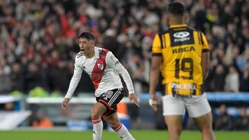 River Plate's midfielder Rodrigo Aliendro (L) celebrates after scoring during the Copa Libertadores group stage second leg football match between Argentina's River Plate and Bolivia's The Strongest, at the Monumental stadium in Buenos Aires, on June 27, 2023. (Photo by JUAN MABROMATA / AFP)