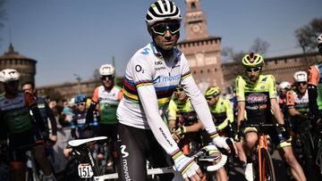 Alejandro Valverde posa antes de tomar la salida en la Mil&aacute;n - San Remo.