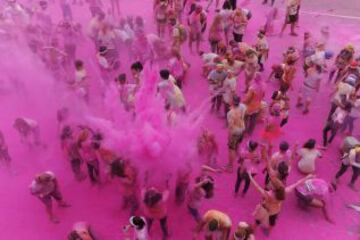 Los corredores participan en la Carrera del color presentado por Dulux, conocido como el 5 kilometros más feliz del planeta el 14 de septiembre de 2013 en Brighton, Inglaterra. Corredores de todas las formas, tamaños y velocidades de empezar a usar ropa blanca que es un lienzo en blanco para el caleidoscopio de colores que se encuentran alrededor del campo Run color. En cada kilómetro un color diferente del polvo se lanza en el aire con los corredores convirtiéndose en una obra de arte en constante evolución. Al final del curso los corredores son recibidos por el Festival de Color, donde el aire se llena de explosiones de polvo de colores musicales y sorprendente creación de un ambiente de fiesta vibrante.