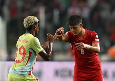 Durante el duelo entre la selección española y Turquía saltaron chispas entre los jóvenes jugadores del Fútbol Club Barcelona y el Real Madrid. Güler se disponía a sacar una falta, Lamine Yamal se colocó delante del balón impidiéndolo y el turco le lanzó un empujón al jugador del club blaugrana. 