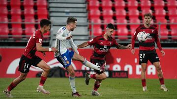 Álvaro Sanz trata de arrebatar el balón a Marc Aguado.