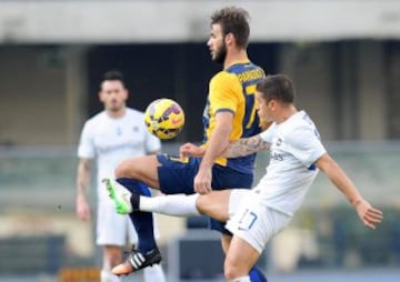 Carlos Carmona lucha un balón durante la caída del Atalanta. De fondo Pinilla observa.