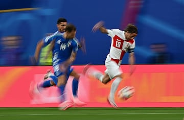 El centrocampista croata Luka Modric corre con el balón ante el jugador italiano Nicolo Barella durante el último partido del Grupo B. 