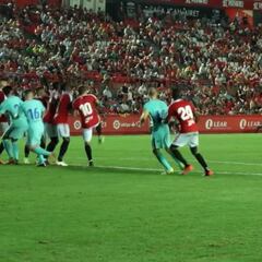 Alcácer ya aprovecha la marcha de Neymar: ¡Qué chicharro de falta!