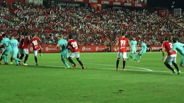 Alcácer ya aprovecha la marcha de Neymar: ¡Qué chicharro de falta!