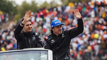 Esteban Ocon y Fernando Alonso durante el 'drivers parade' en el GP de Hungría.