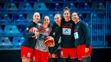 Irati Etxarri, Maite Cazorla, Raquel Carrera, María Conde y María Araujo posan tras el entrenamiento de la Selección.