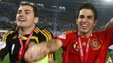 Iker Casillas y Cesc F&agrave;bregas celebrando la Eurocopa 2008 de Espa&ntilde;a.