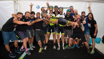 José Antonio Hermida posa con sus compañeros y el staff del Multivan-Mérida de Mountain Bike.