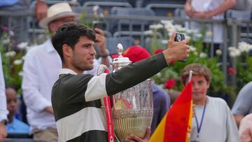 Carlos Alcaraz se hace un autorretrato con el trofeo.