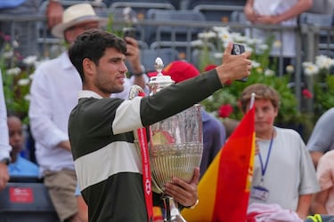 Carlos Alcaraz se hace un autorretrato con el trofeo. 