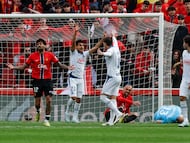 PALMA DE MALLORCA, 15/03/2026.- El jugador del Mallorca Samu Costa (i) se lamenta ante los jugadores Omar El Hilali (2i) y Urko (3i) del Espanyol durante el partido de LaLiga entre El Real Mallorca y El Espanyol que se disputa, este domingo, en Son Moix. EFE/ Cati Cladera