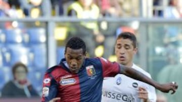 Carlos Carmona no pudo ayudar a Atalanta a mantener su ventaja sobre Genoa.