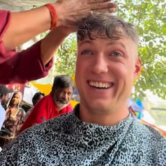Va al peluquero en la India, se graba y causa furor: “Casi me arrancan la cabeza, mi gente”