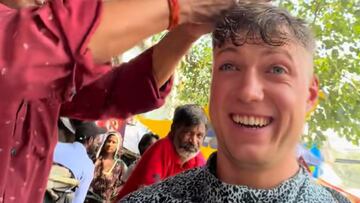 Va al peluquero en la India, se graba y causa furor: “Casi me arrancan la cabeza, mi gente”