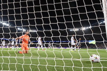 El delantero francés del Paris Saint-Germain, Kylian Mbappe, anota el gol 2-0 contra el portero italiano de la Juventus, Mattia Perin.