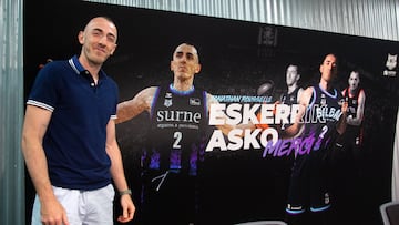 Rousselle, con el cartelón de agradecimiento