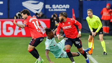 PAMPLONA, 03/01/2026.- El delantero del Athletic Bilbao Nico Williams (c) pelea una posesión con Rubén García (i), del Osasuna, durante el encuentro correspondiente a la jornada 18 de LaLiga EA Sports entre el CA Osasuna y el Athletic Club de Bilbao en El Sadar, Pamplona, este sábado. EFE/ Villar López