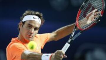 El suizo Roger Federer devuelve una bola al francés Richard Gasquet durante el partido de cuartos de final del torneo de Dubai.