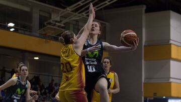 Mariana Gonz&aacute;lez trata de anotar durante un partido de la pasada temporada.