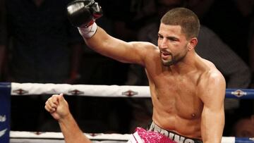 El p&uacute;gil grancanario Ceferino Rodr&iacute;guez Noda &quot;Ferino V&quot; (arriba) celebra su t&iacute;tulo de campe&oacute;n de Europa del peso welter al vencer a los puntos al boxeador franco-marroqu&iacute; Ahmed El Mousaoui, en el combate celebrado en el Gran Canaria Arena.