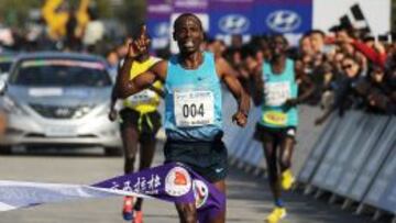 El et&iacute;ope Tola Tadese se impone en la Marat&oacute;n de Pek&iacute;n. 