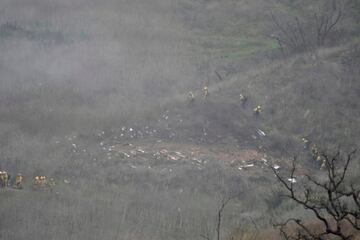 Bomberos en el lugar del accidente aéreo en Calabasas.