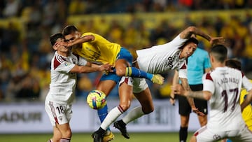 Riki Rodríguez, ante Pejiño, de la UD Las Palmas.