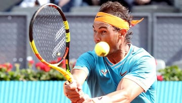 GRAF62342. MADRID, 08/05/2019.- El tenista español Rafael Nadal, devuelve una pelota al canadiense Felix Auger-Aliassime, en el partido de treintaidosavos de final del Mutua Madrid Open que se disputa hoy en la Caja Mágica en Madrid. EFE/Kiko Huesca