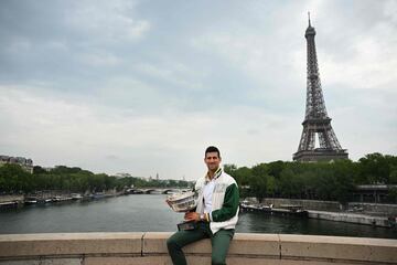 El tenista serbio de 36 años hizo historia tras conseguir ayer su 23º título de Grand Slam tras ganar a Casper Ruud en la final de Roland Garros. Hoy, ha posado con el trofeo en la ciudad de París, como es tradición. 